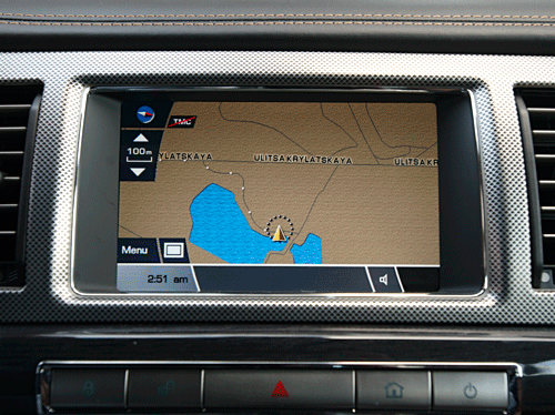 Интерфейс сенсорного дисплея неказист и не очень логичен, но куда понятнее своего коллеги в большом седане XJ, а сам экран радует чувствительностью. Навигация не полностью переведена на русский язык, и особенно неудобно вводить адрес латиницей. Но зато на экране есть наглядная шкала прогресса, заполняющаяся по мере приближения к месту очередного манёвра, а все подсказки по поворотам дублируются на экранчике между спидометром и тахометром