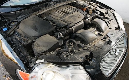 Сердце Джага — высокотехнологичная 510-сильная пятилитровая бензиновая «восьмёрка» с крутящим моментом в 625 Нм. Она оснащена непосредственным впрыском, изменяемой геометрией впускного коллектора, меняющимися фазами газораспределения и нагнетателем типа Roots с двумя винтовыми роторами и парой жидкостных интеркулеров. Сам нагнетатель компактно разместился в развале V-образного блока цилиндров