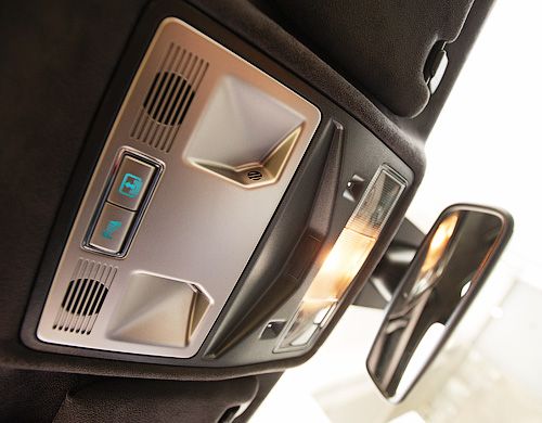 Удобно организовано управление внутрисалонным светом: во-первых, оно сенсорное, а во-вторых, при включении центрального штурманского плафона загораются и лампы сзади, освещая весь салон