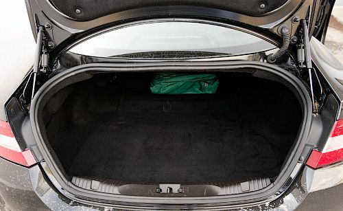 Багажник ничего особенного собой не представляет, однако в нём не помешало бы спецкрепление для пары запасных задних шин