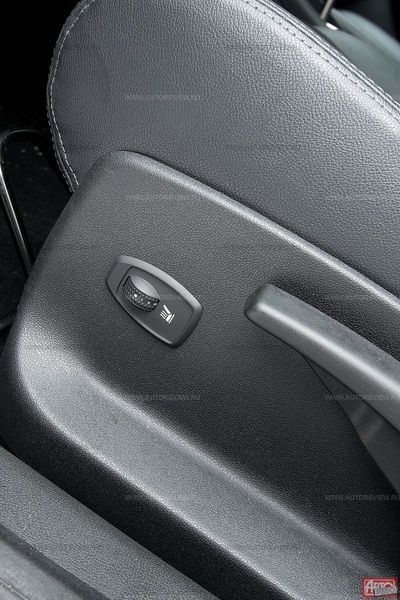 Сигнальная лампа включения подогрева сиденья есть на щитке приборов, но мощность приходится выбирать на ощупь