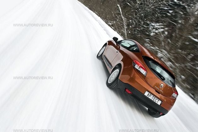 Renault Megane очень стабилен даже на скользкой дороге. И на повороты руля реагирует однозначно, без ненужных подруливаний