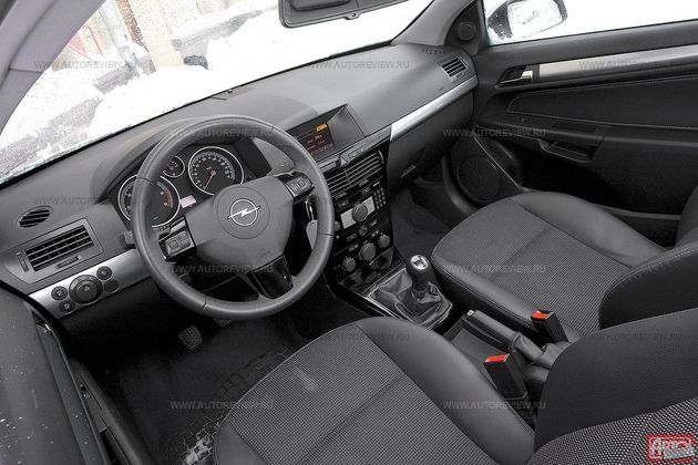 Возраст опелевского интерьера выдает разве что монохромный экран в центре панели. Отнесенные вперед ручки дверей — проблема для тех, кто хочет выйти с заднего сиденья без посторонней помощи