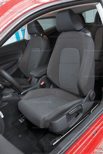 Кресло Scirocco — самое жесткое и самое плотное, с отличной боковой поддержкой. Но при такой жесткости особенно остро не хватает регулировки поясничного подпора