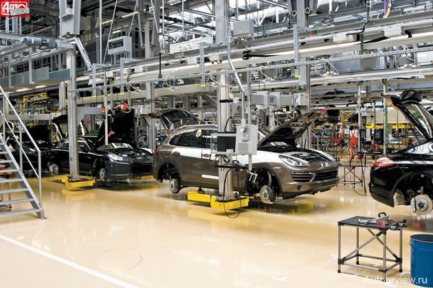 Автомобили Porsche Cayenne для всех рынков собирают на заводе под Лейпцигом (вторая модель на конвейере — Porsche Panamera). Из Братиславы сюда доставляют кузова «в сборе»; из Цуффенхаузена приходят моторы. После окончательной сборки машины отправляются на заводской трек для экспресс-обкатки. Рабочих всего 640 человек, и среди них практически нет гастарбайтеров