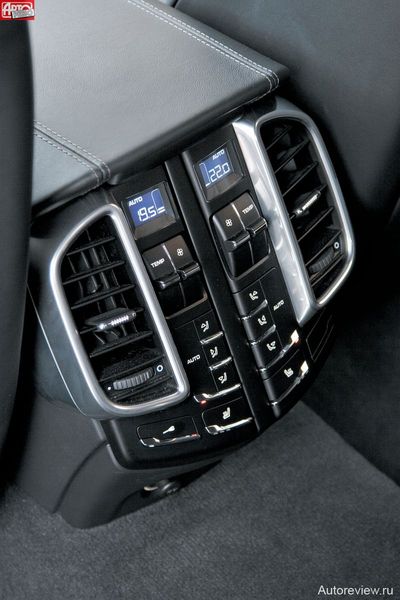 В распоряжении задних пассажиров — полноценный двухзонный климат-контроль