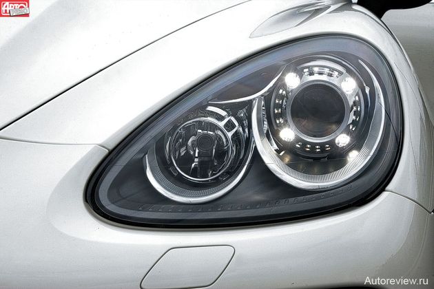 В качестве базового оснащения Porsche Cayenne Turbo имеет адаптивные ксеноновые фары — их можно распознать по четырем светодиодам дневного света. Для остальных модификаций адаптивный свет Porsche Dynamic Light (PDLS) — опция