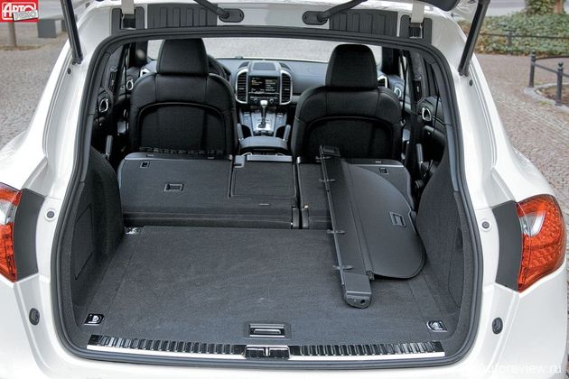 Дверь с электроприводом открывает доступ в багажный отсек объемом 580 литров, а со сложенными сиденьями — 1690 литров
