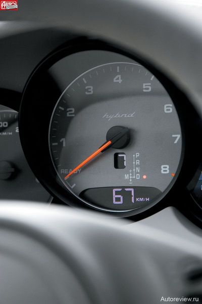 Скорость 67 км/ч, в коробке включена седьмая передача, но обороты бензинового двигателя равны нулю — такое возможно только на гибридном Porsche