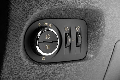 Единственный элемент в салоне, который подскажет, что вы находитесь внутри обновленной машины - это блок управления светотехникой, позаимствованный у новой Astra