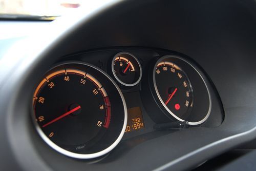 Во время движения на приборной панели теперь также будет высвечиваться зеленая стрелочка, подсказывающая оптимальный момент для перехода на ступень "повыше". Эта штука появилась на машине для улучшения топливной экономичности