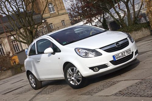 Corsa ecoFLEX внешне почти ничем не отличается от бензиновых версий, но едет гораздо веселее