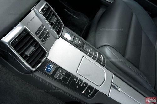 Сзади — два раздельных «интегральных» сиденья: запас места для ног на уровне машин класса D+, за доплату — два полноценных пульта микроклимата. За 90 тысяч рублей можно заказать регулировку угла наклона спинки и подушку изменяемой длины, но в очень ограниченном диапазоне