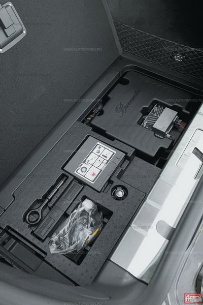 Пятая дверь оснащена сервоприводом, задние кресла складываются по отдельности, под полом багажника — набор с компрессором и герметиком