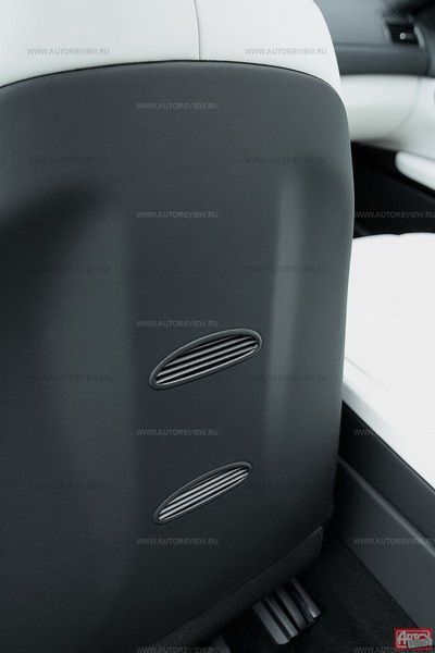 Кресла мягче, чем у Porsche, имеют больше регулировок (в том числе и через меню Comand) и встроенные ремни безопасности; за доплату — массажер и активный поддув боковин в виражах. Сзади существенно теснее, чем в Панамере, но уютно — два раздельных места и выемки для ног в спинках передних кресел, которые отъезжают вперед и возвращаются с помощью сервоприводов (достаточно одного касания крупной хромированной ручки)