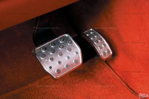 Перепад по высоте между педалями мешает переносить ногу с газа на тормоз