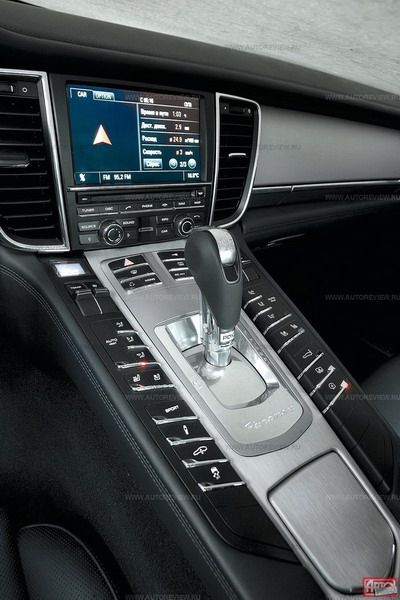 Электроникой Панамеры нужно управлять кнопками, ручками и касаниями экрана — на новый интерфейс инженеров Porsche не хватило