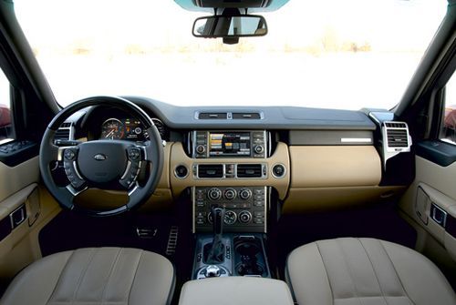 Капитанская посадка, легкий и удобный руль, марсианский закат на приборной панели – это Range Rover