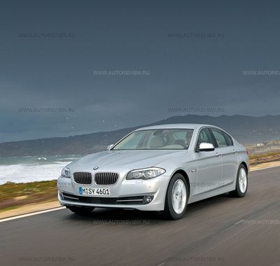 Коэффициент лобового сопротивления Сх — по-прежнему 0,29—0,3 в зависимости от версии. Остались и оранжевые светодиодные боковые «габариты» в углах головной оптики, но фары стали строже, а эмблема словно рассекает волны на алюминиевом капоте. Красиво