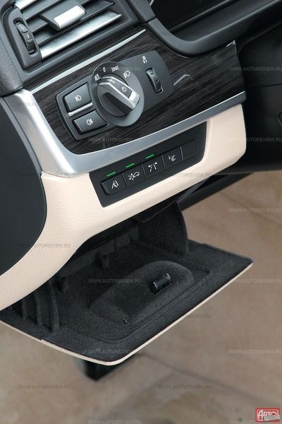 Внутри двустворчатого бокса-подлокотника — разъемы для коммутации (медиасистема BMW Professional звучит превосходно), слева от руля — ящичек и кнопки сервисной электроники вроде радаров слепых зон: при появлении сбоку машины в основании наружного зеркала зажигается оранжевый треугольник