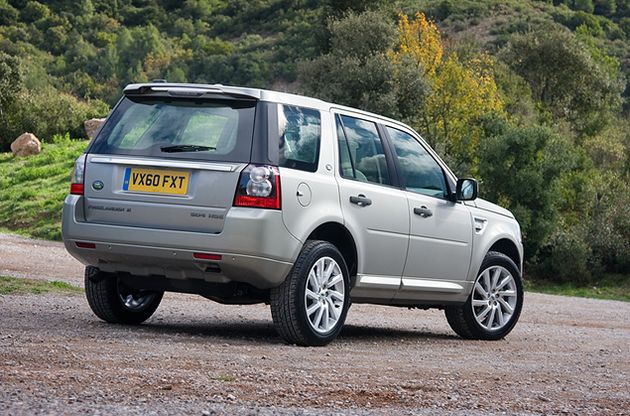 Обновленный Freelander получил не только чуть подретушированную внешность, но и новую линейку колесных дисков размерности 18 и 19 дюймов, которые доступны с серебристой или темно-серой отделкой