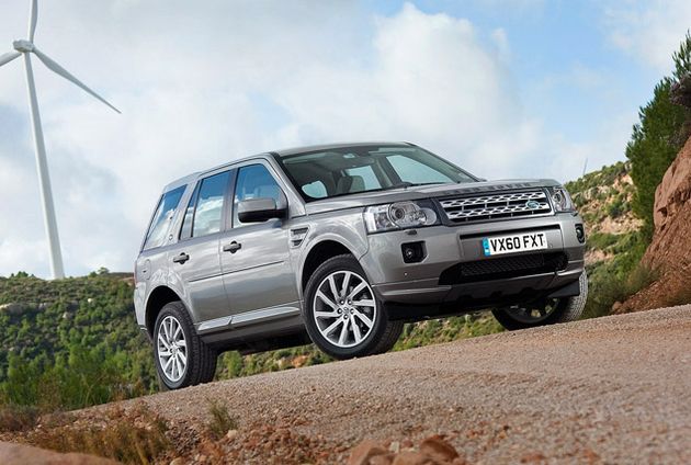 Если спереди новый LR Freelander пытается выглядеть по-взрослому, "а-ля" Discovery, то слегка вздернутая корма и покатая задняя стойка кузова с головой выдают его истинный возраст