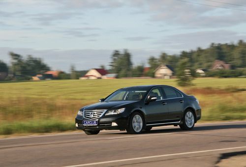 Новый мотор объемом 3,7 литра сохранил мощность в 295 л.с., но прибавил 20 Нм крутящего момента. Мотор с традиционной хондовской системой VTEC разгоняет тяжелый седан до 100 км/ч за 7,1 секунды. Но ураганным ускорение не назовешь. Фото 