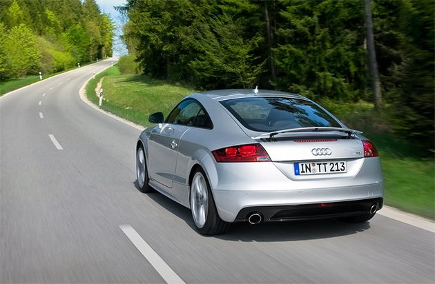 Заднее антикрыло на ТТ можно выдвинуть вручную, нажатием клавиши рядом с рычагом КПП