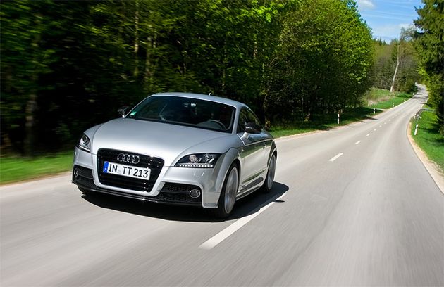 С нуля до ста километров в час Audi TT с новым двухлитровым турбомотором ускоряется за 6,1 секунды (против 6,6 секунды у предыдущей версии), а модификация с шестиступенчатым роботом DSG и полноприводной трансмиссией quattro в разгоне с места обходит даже своего шестицилиндрового предшественника - 5,6 секунды до сотни против 5,9 секунды.  По запасу крутящего момента новый двигатель не уступает 272-сильной версии TTS, отставая от нее всего на 0,4 секунды в разгоне до ста километров в час