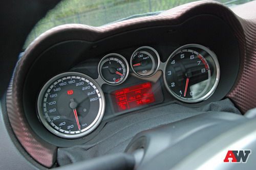 Шкалы приборов тоже напоминают 8С, а от полноценных &laquo;колодцев&raquo; решили отказаться. Фото Василия Заключаева с сайта 