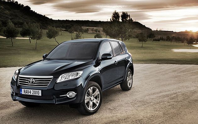 Новую Toyota RAV4 хочется купить, просто взглянув на фото из рекламных проспектов