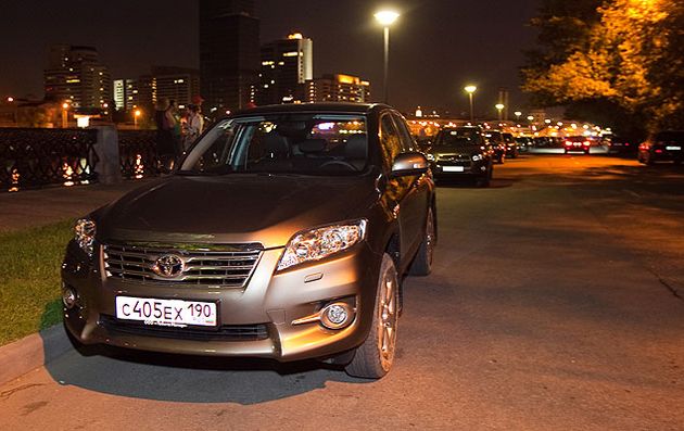 После рейстайлинга количество вариантов оснащения RAV4 увеличилось. Например, теперь "Рафик" в базовой комплектации "Стандарт" стал моноприводным, а топовая модификация короткобазной версии "Элеганс" стала промежуточной, потому что после нее добавился "Престиж". К тому же появился "Комфорт плюс", занимающий положение между обычным "Комфортом" и "Элегансом" - это кроссовер с новым мотором, но старым четырехступенчатым "автоматом".  Цена на автомобиль выросла – "упакованный" по максимуму японский вседорожник теперь стоит на 85 тысяч рублей дороже – 1 миллион 290 тысяч рублей. А вот базовый RAV4, благодаря моноприводной версии, стал доступнее – его можно купить за 899 тысяч рублей