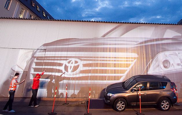 На этой рампе японский вседорожник периодически останавливался с вывешенным колесом