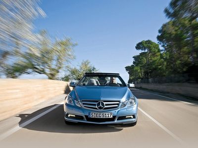 Веет над нами