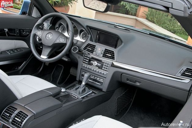 Интерьер кабриолета отличается от купе разве что наличием кнопок включения «аэрошарфа» и тайничком для кнопок управления кабриолетным сервисом (крыша, «аэрокепка»)