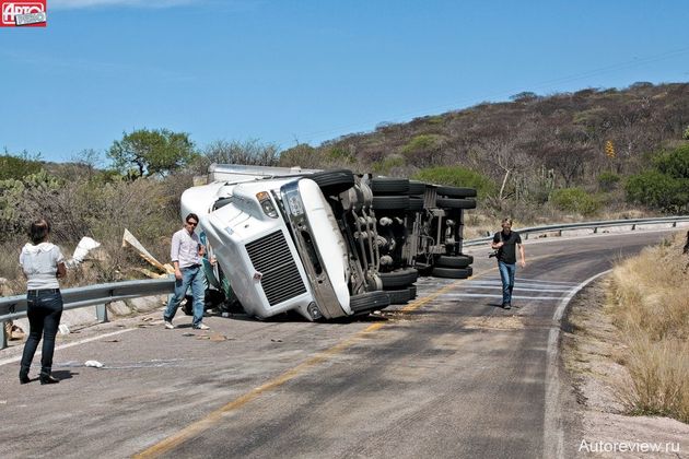 Мексиканцы ездят спокойно, но этот грузовик не вписался в вираж «старой» дороги. Однако ограждение удержало машину в пределах полотна