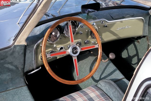 Обитая замшей панель, идеальная отделка приборов, аккуратные шильдики «300SL»… А ведь это просто гоночный автомобиль!