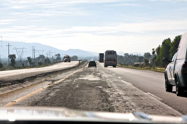 Даже обычная autopista бессветофорна и ведет мимо населенных пунктов. А на платных участках такого плохого покрытия не встретишь