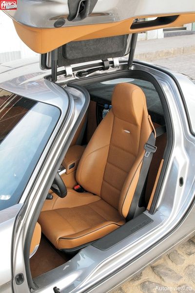 Садясь, нужно тянуть за собой «крылатую» дверцу, а вылезая, невозможно не испачкать ногами панель. Но зато как стильно!