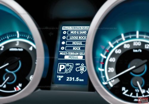 Дисплей в комбинации приборов отображает режим работы системы Multi-Terrain Select, текущую передачу и состояние пневмоподвески 