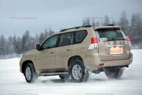 Благодаря постоянному полному приводу и самоблокирующемуся дифференциалу в «центре» на скользких покрытиях Toyota Land Cruiser Prado прекрасно разгоняется без помощи электроники 