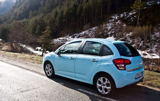 На российском рынке у C3 три бензиновых двигателя: два новых - это топовый 120-сильный объемом 1,6 литра, 95-сильный объемом 1,4 литра, и старый 1,4-литровый мощностью 75 лошадиных сил, который достался второму поколению по наследству. Европейские автомобилисты могут купить эту малолитражку еще с одним бензиновым мотором объемом 1,1 литра мощностью 60 лошадиных сил, а также с одним из трех дизельных двигателей мощностью от 70 до 110 лошадиных сил.