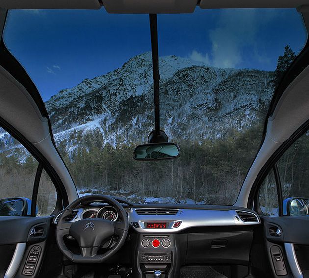 В C3 c лобовым стеклом Zenith воздуха - выше крыши. В буквальном смысле: его громадный размер (площадь остекления - 1,714 "квадрата") позволяет водителю смотреть вверх под углом 80 градусов. К тому же, у С3 нет боковых стеклянных форточек, как у С3 Picasso, до которых не достают дворники. Поэтому в плохую погоду великолепная обзорность ухудшаться не должна.