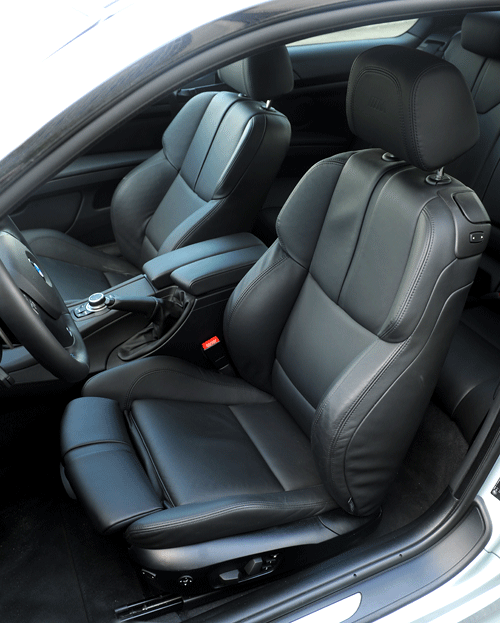 Передние кресла очень удобны и имеют регулировку боковой поддержки — от весьма плотной до расслабленной