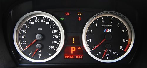 Приборы предельно ясны и понятны — никаких украшательств им не надо. Выбранная передача отображается на экране бортового компьютера достаточно крупно