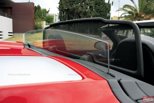 Смысла снимать сетку ветрозащитого экрана нет — ни обзору, ни ощущению кабриолетности он не вредит. А вот заднее стекло влияния на комфорт в салоне почти не оказывает. С закрытой крышей оно поднимается на 15 см, с опущенной — чуть меньше