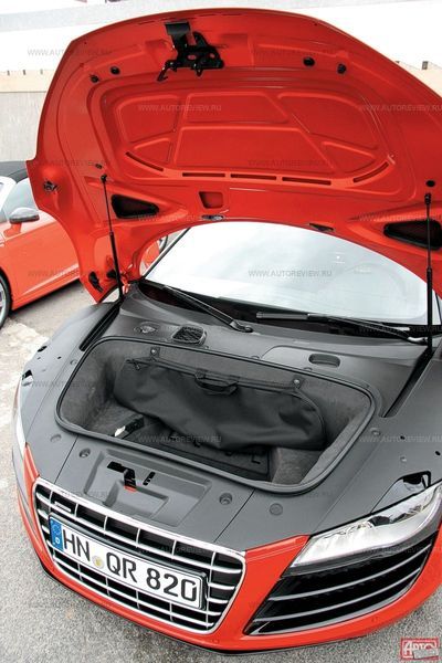 Объем 100-литрового багажника чуть съедает чехол с ветрозащитным экраном