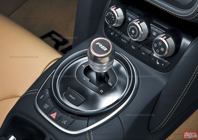 Трансмиссия R tronic с новыми настройками стала менее дерганой и в автоматическом, и в спортивном режиме (он активируется кнопкой у основания рычага). Левая кнопка в нижнем ряду отвечает за режимы подвески Magnetic Ride, правая — за принудительный подъем спойлера