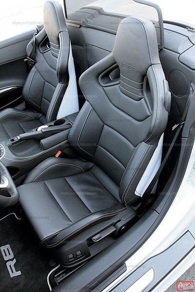 Опциональные спортивные «ковши» спрофилированы почти идеально, но в дальней дороге жестковаты. Валики боковой поддержки — у подушки, и у спинки с электрорегулировкой ширины