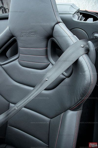 Мультимедийное ноу-хау Audi — микрофоны системы hands free немецкой фирмы Paragon, вживленные в ремни безопасности: проводка к микрофонам вплетена в волокна ремня. В процессе разговора автоматически задействуется тот микрофон, сигнал с которого сильнее